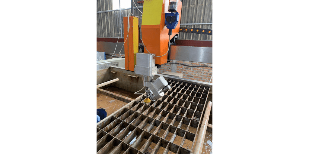 Máy cắt CNC tia nước 5 trục hiện đại đang hoạt động gia công vật liệu với độ chính xác cao.